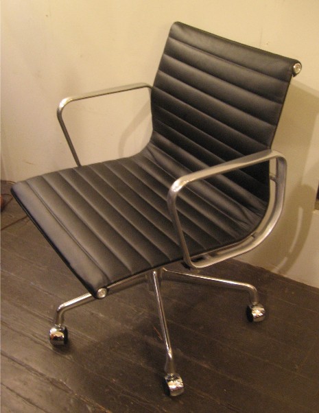 Eames Aluminum Group Management Chair by Herman Miller in Black