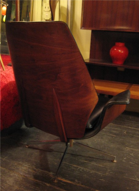Bentwood Walnut Swiveling Lounge Chair