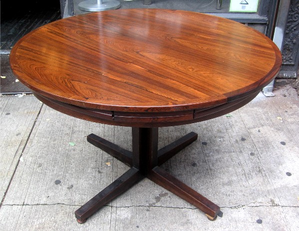Drylund Round Rosewood Extension Dining Table