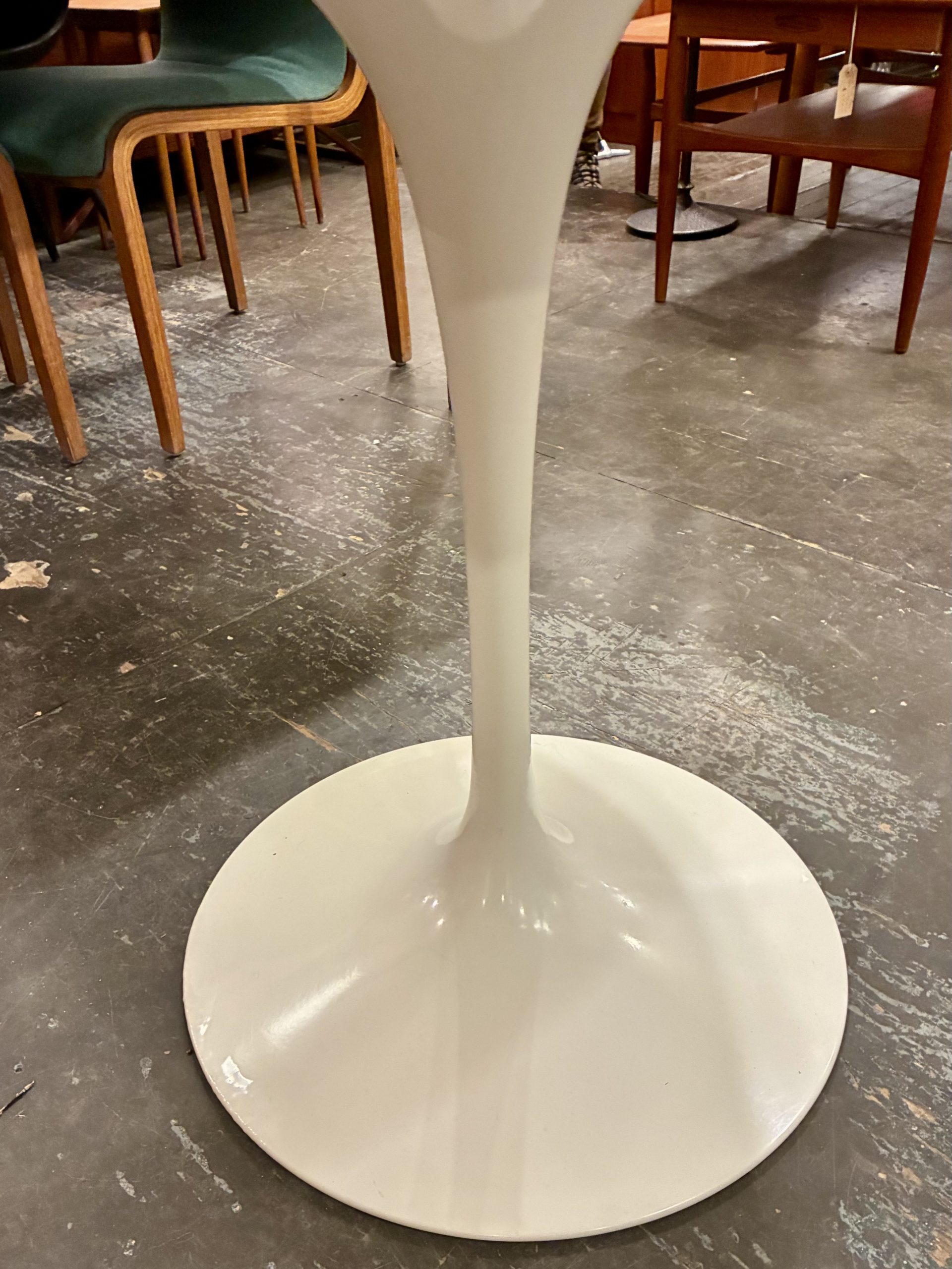 Saarinen 47" Round Dining Table, Knoll