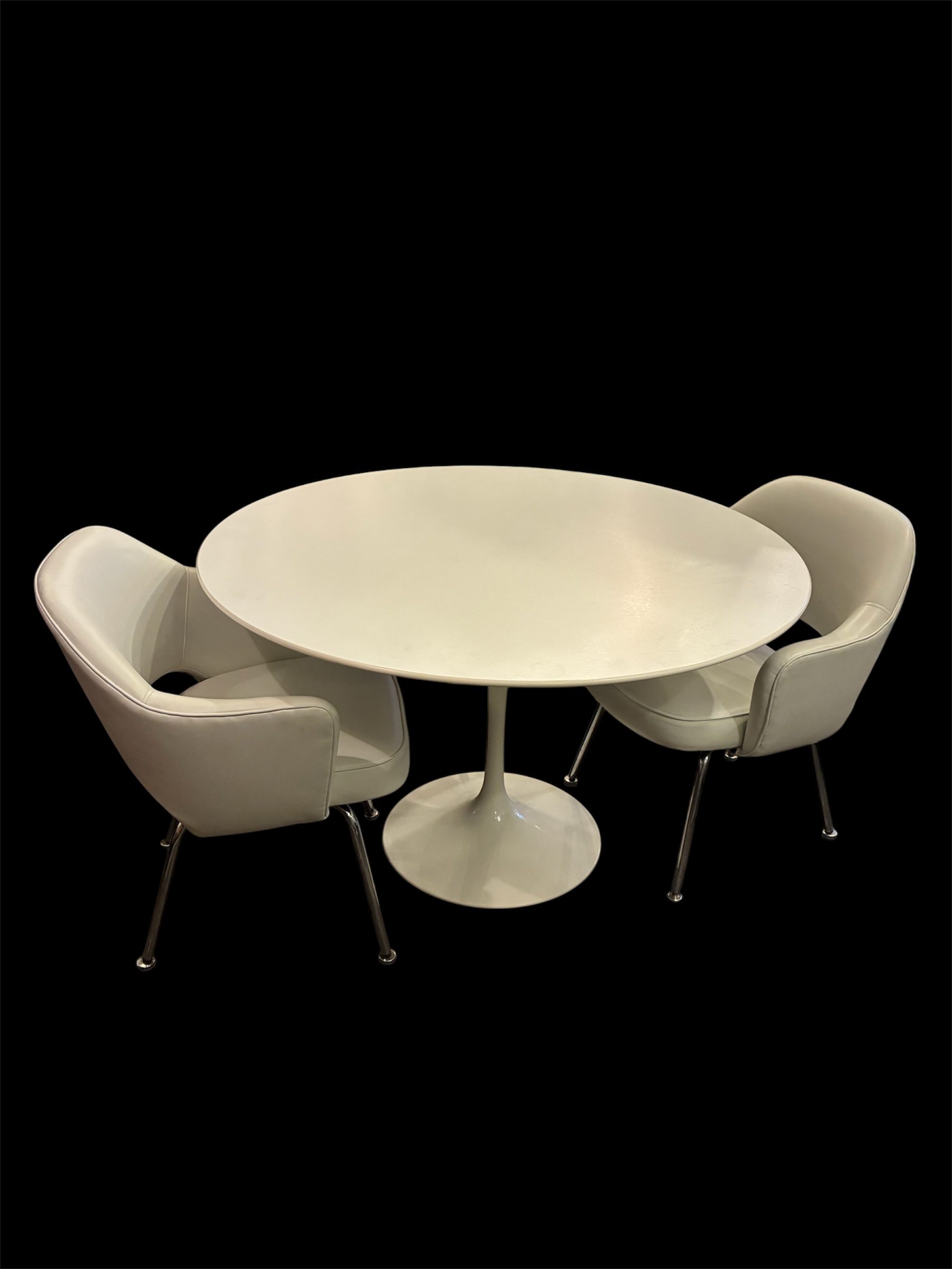 Saarinen 47" Round Dining Table, Knoll
