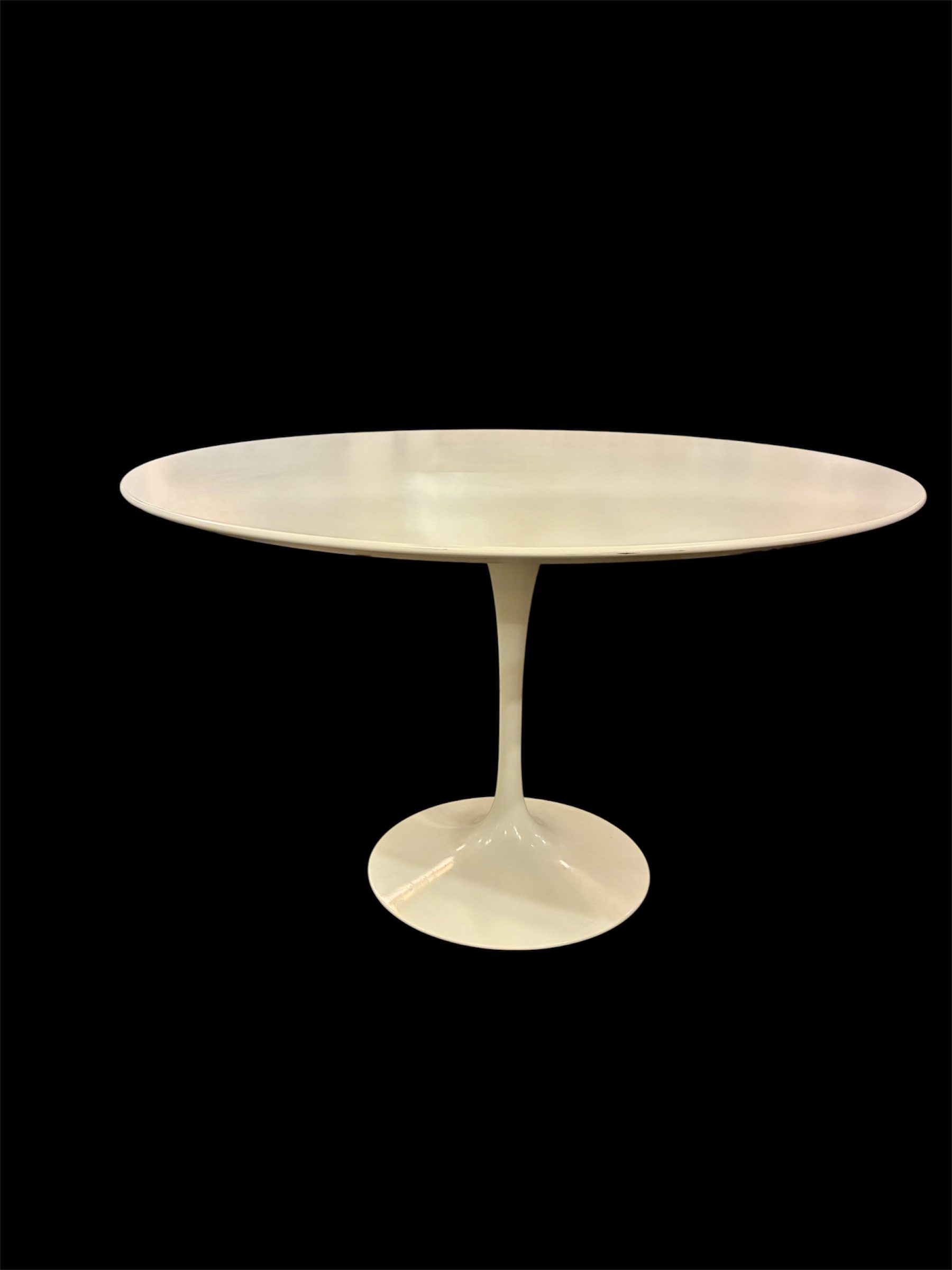 Saarinen 47" Round Dining Table, Knoll