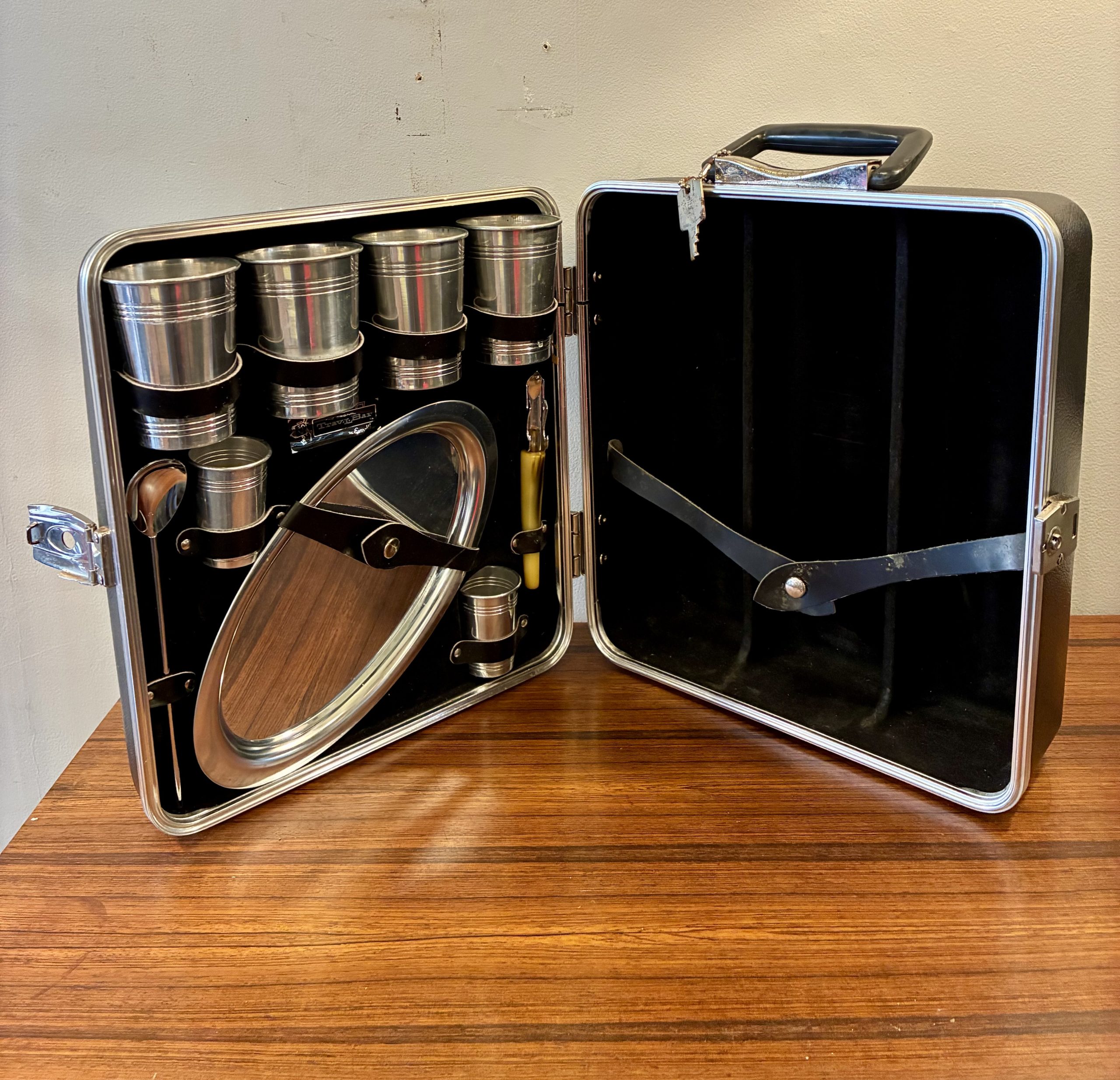 Executaire 707 Travel Bar