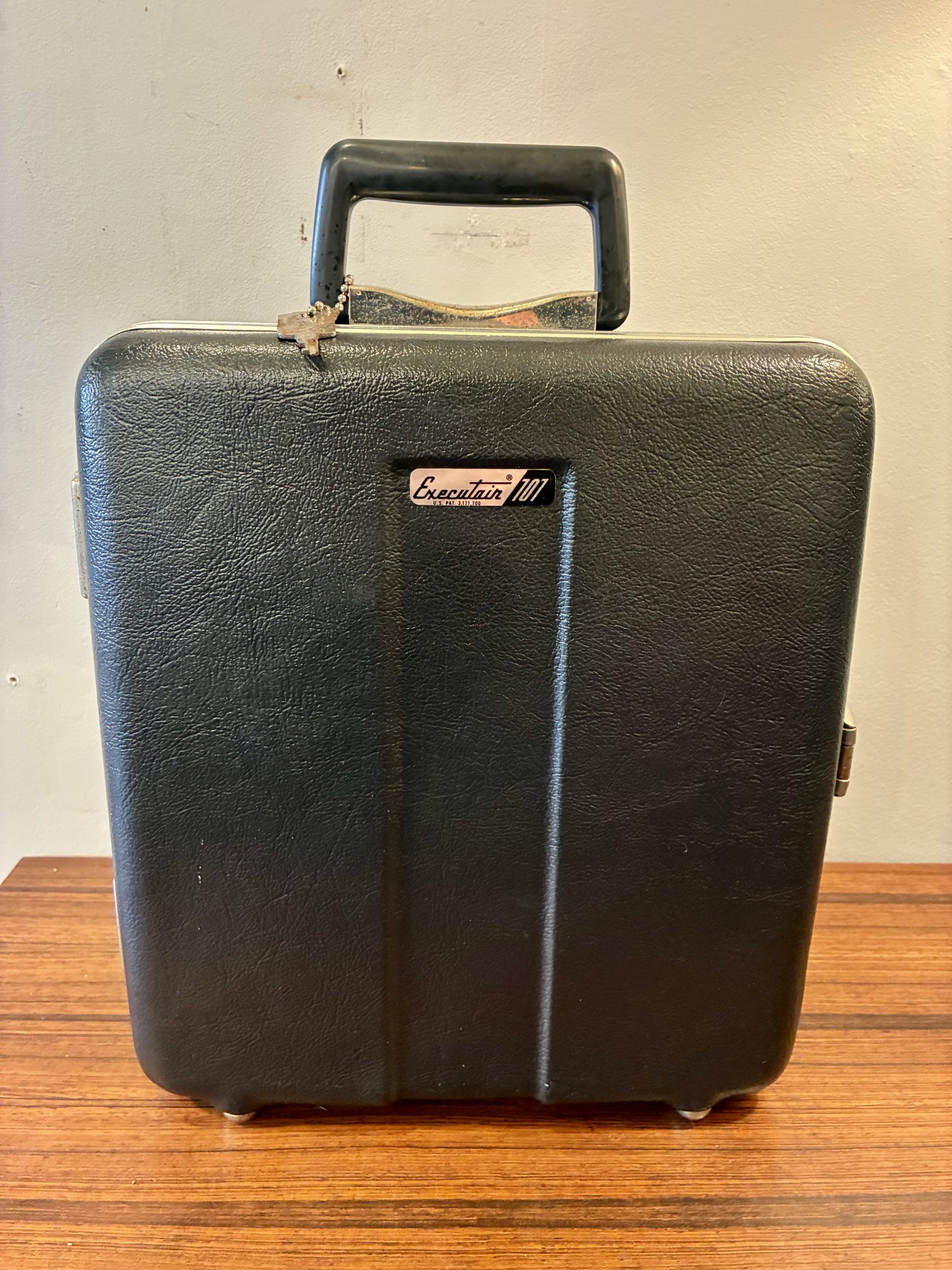 Executaire 707 Travel Bar