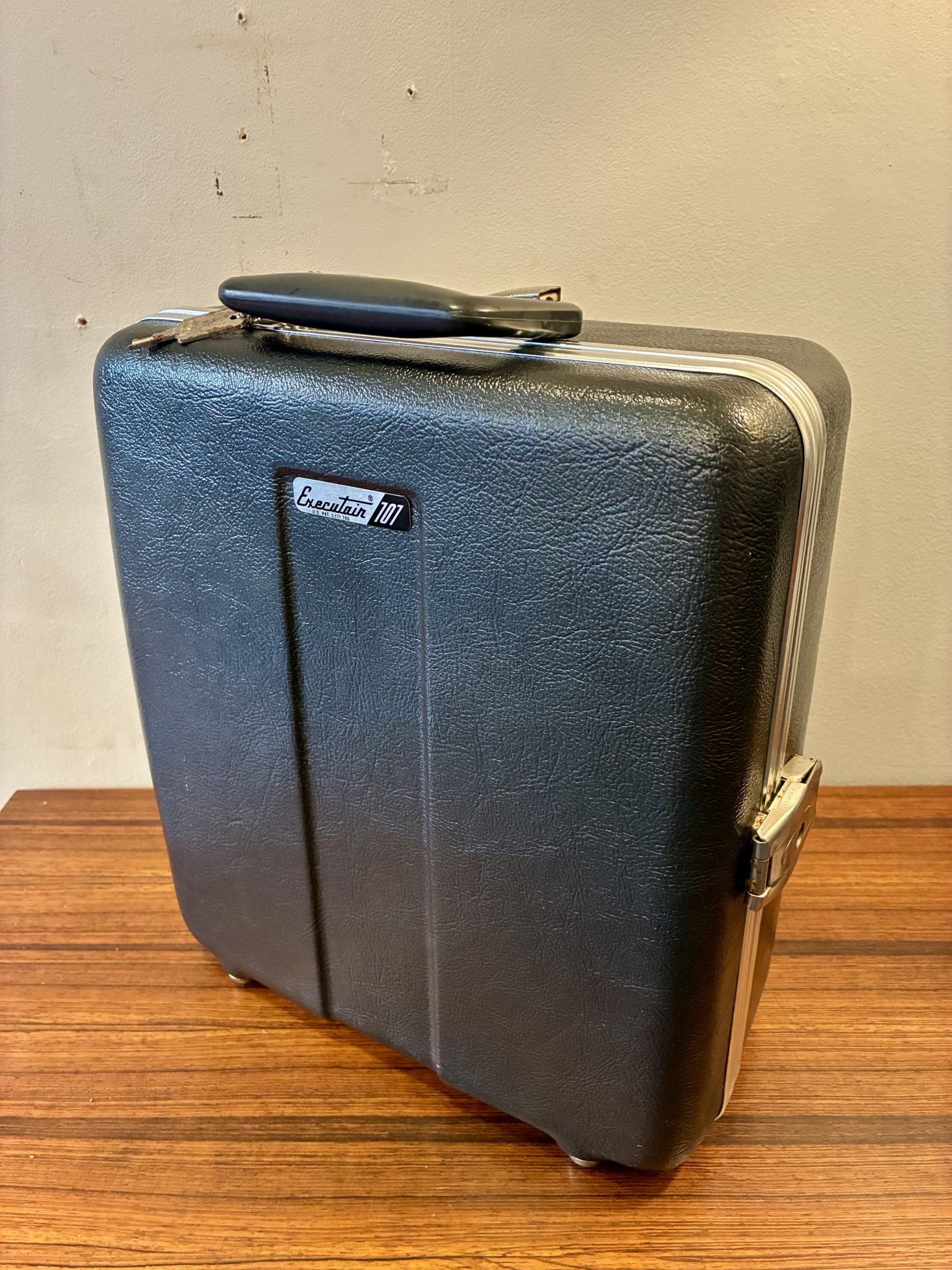 Executaire 707 Travel Bar